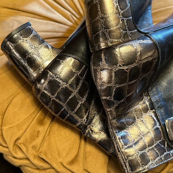 Classy and very unique, leather shoe and pewter, gator, print heel - Picture 4 of 6